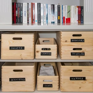 Detail of Caisse de rangement en bois. Taille L