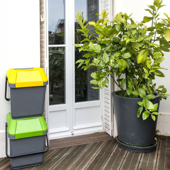 Detail of Poubelle de recyclage grise et verte