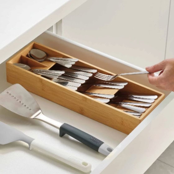 Detail of Range-couverts compact en bambou