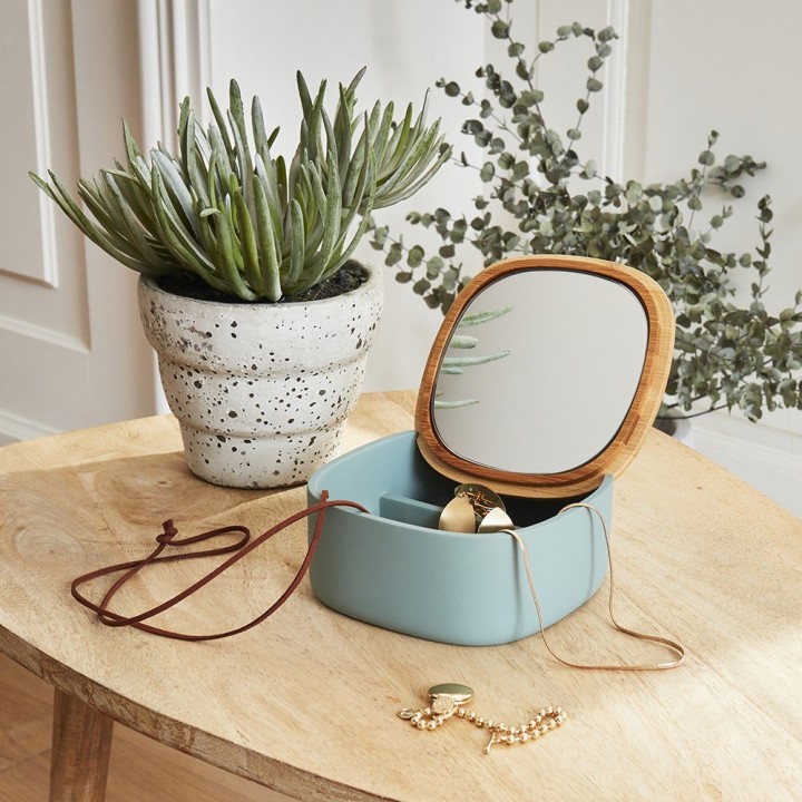 Lot boîte à bijoux en résine et pochon en coton et paille tressée