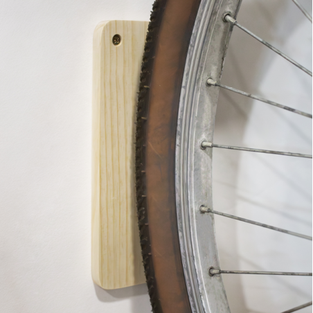 Detail of Support vélo mural Woody en bois naturel 14,5 x 14 x 27 cm