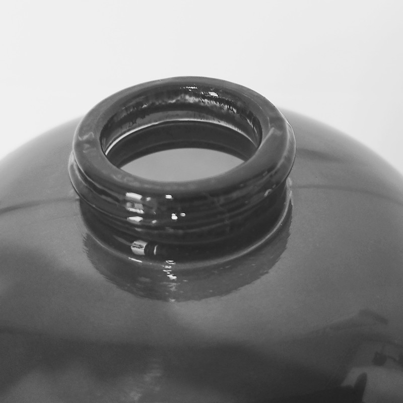 Detail of Distributeur de savon en verre gris