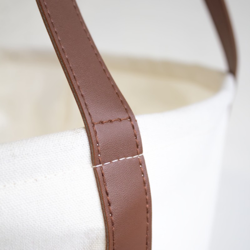 Detail of Panier à linge en polycoton avec anses marron