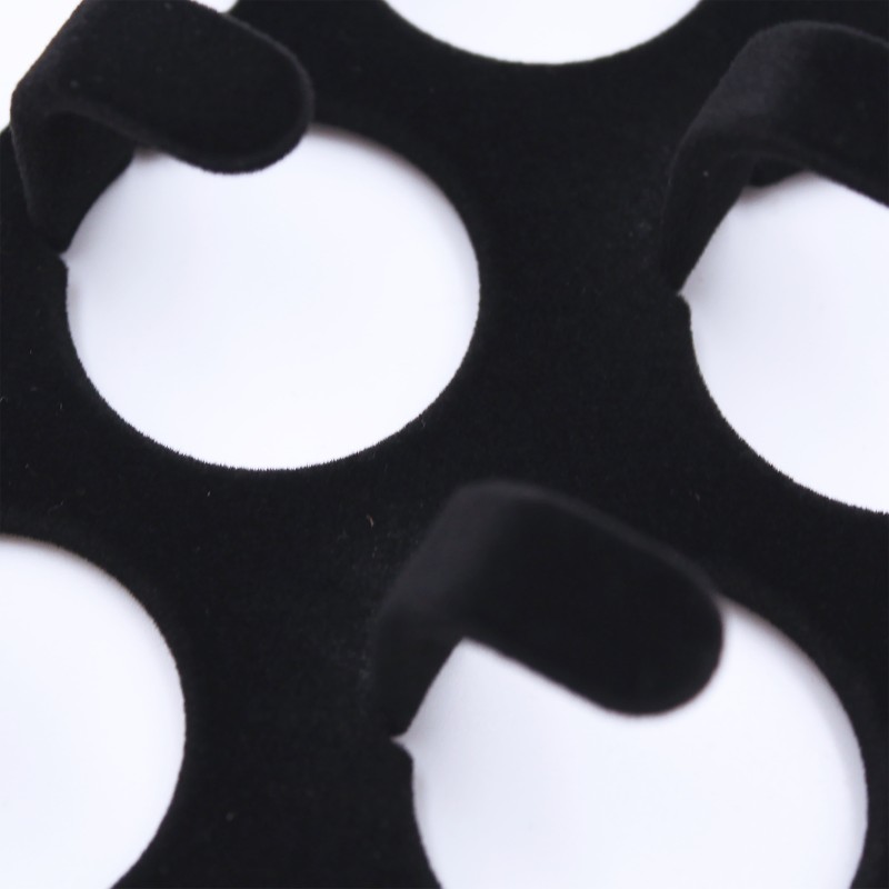Detail of Cintre accessoire en velours noir