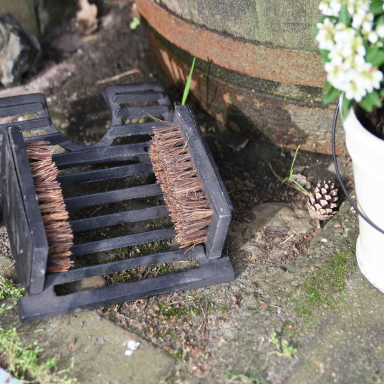 Detail of Tire bottes brosse en fonte