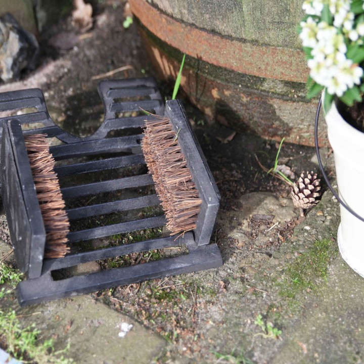 Tire bottes brosse en fonte
