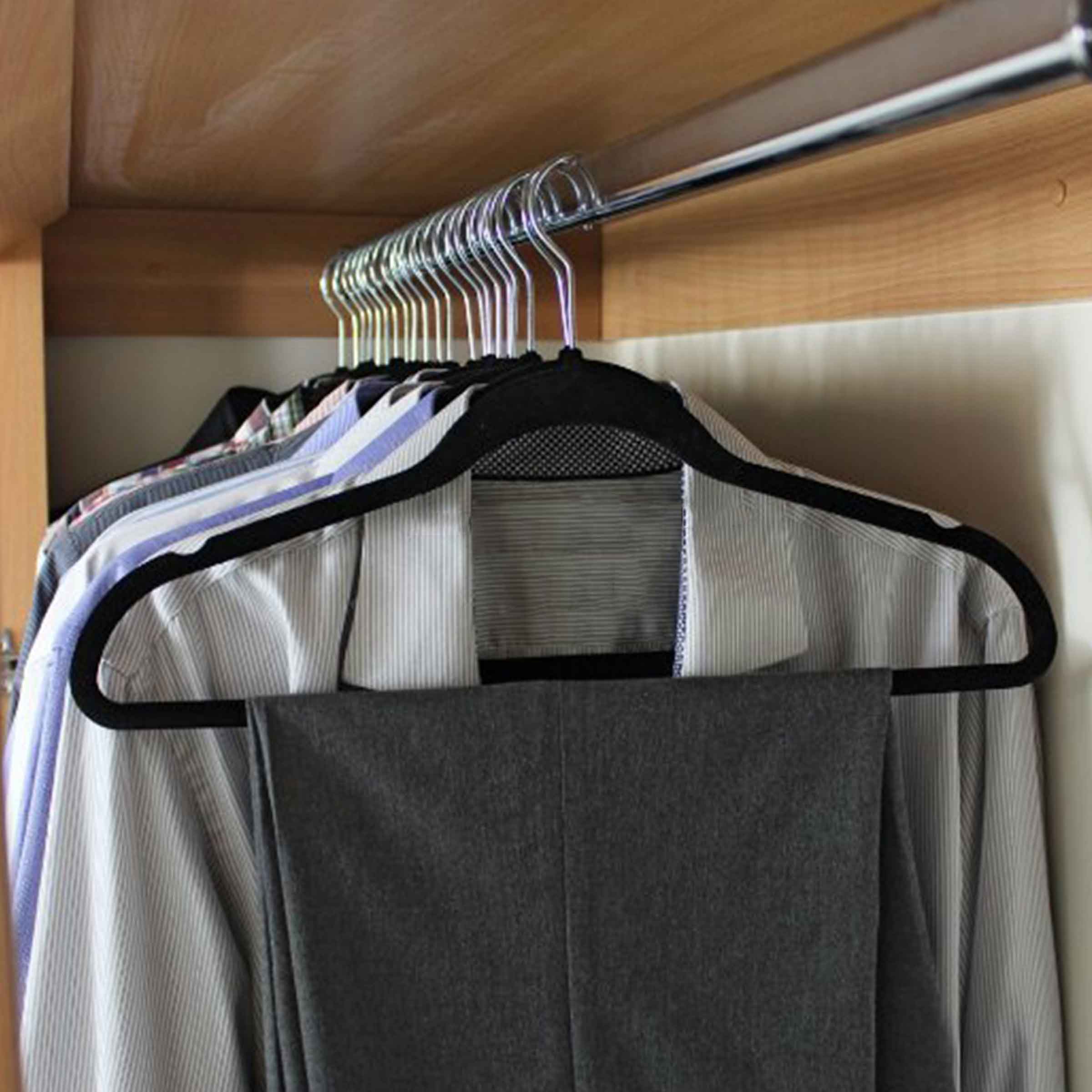 Lot de 5 cintres en velours noir avec barre transversale