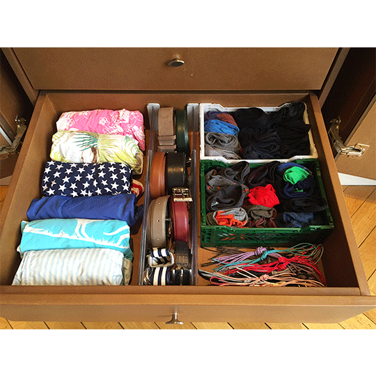 un tiroir de dressing organisé