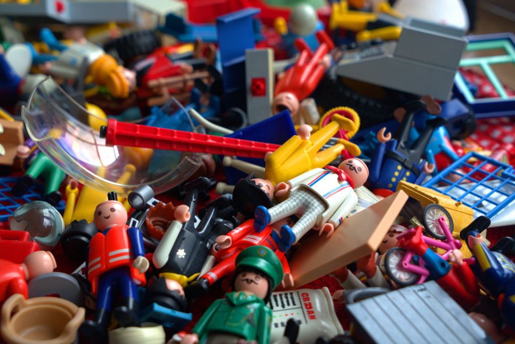 Au secours ! Nous sommes envahis par les playmobils et les légos