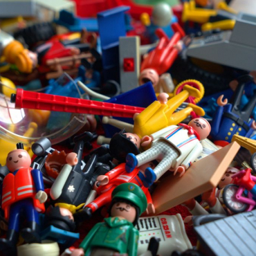 Au secours ! Nous sommes envahis par les playmobils et les légos